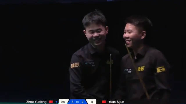 友谊第一和谐友爱！ 周跃龙4-2战胜袁思俊，继续冲击前16！两人赛后谈笑风生