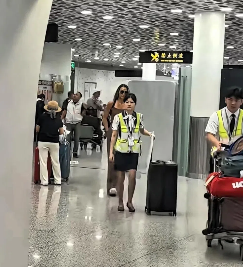 郑钦文现身深圳机场，身高出众走路带风，气质丝毫不输超模